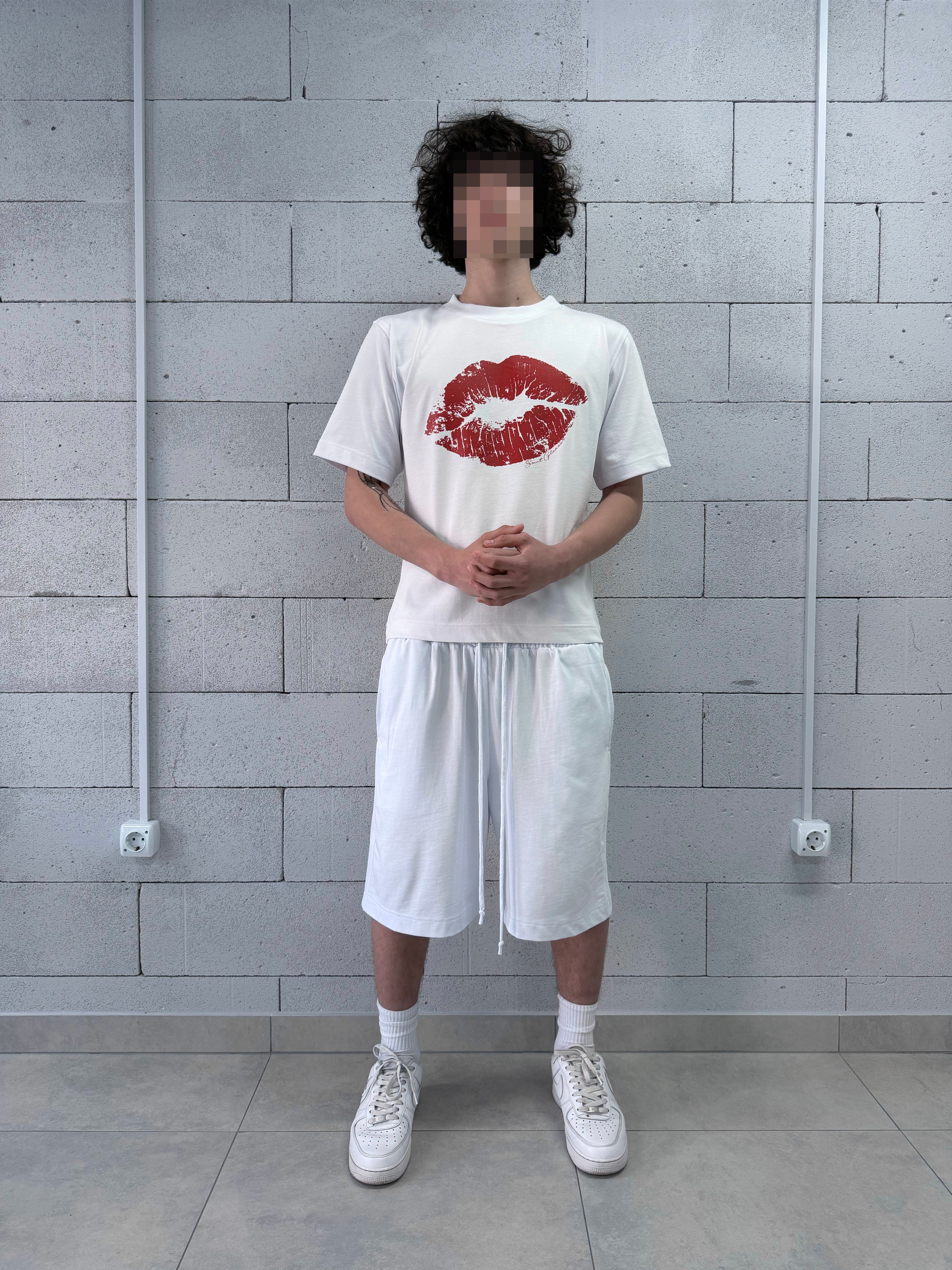 «LOVE KISS» WHITE T-SHIRT